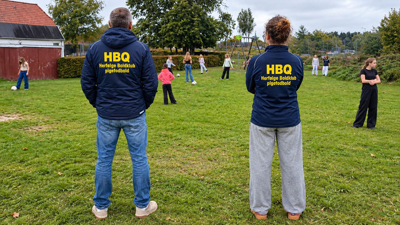 HBQ på besøg på Holmebækskolen – masser af fodboldglæde og stor interesse
